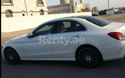 Mercedes Classe C (Blanc), 2016 &agrave; louer &agrave; Duba&iuml;