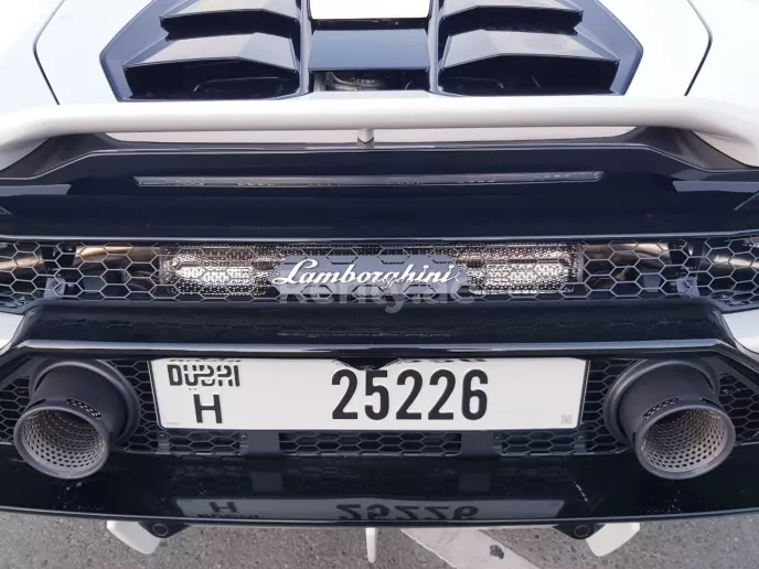 Lamborghini Evo (Белый), 2020 для аренды в Дубай