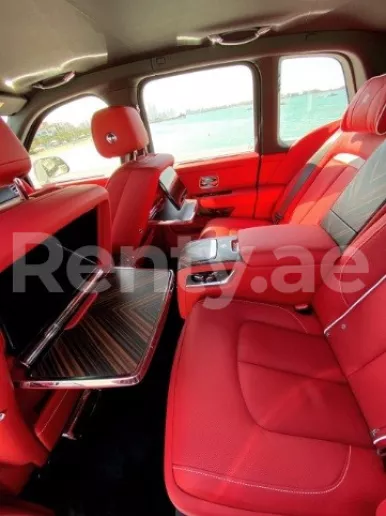 Abu Dabi'de kiralık Rolls Royce Cullinan (Beyaz), 2020