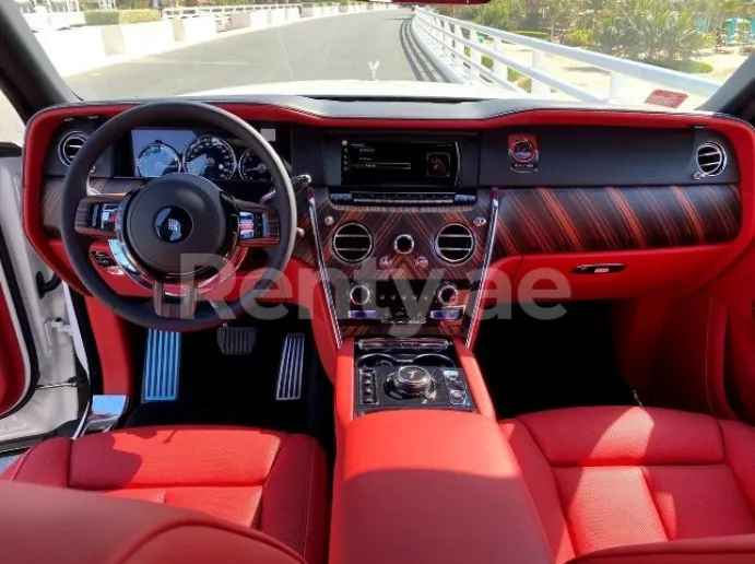 Abu Dabi'de kiralık Rolls Royce Cullinan (Beyaz), 2020