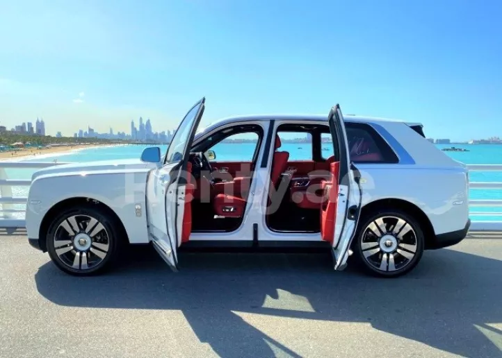 Abu Dabi'de kiralık Rolls Royce Cullinan (Beyaz), 2020