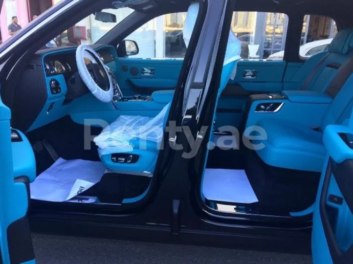 Abu Dabi'de kiralık Rolls Royce Cullinan (Siyah), 2020