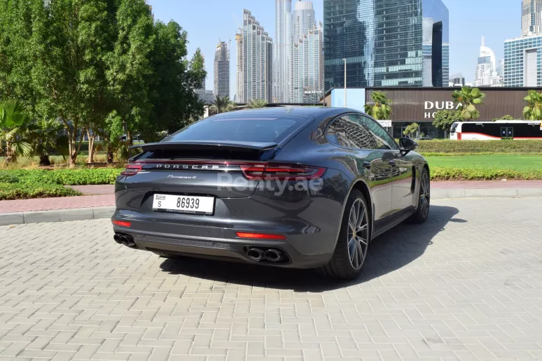 Dubai'de kiralık Porsche Panamera 4 (Koyu Gri), 2019