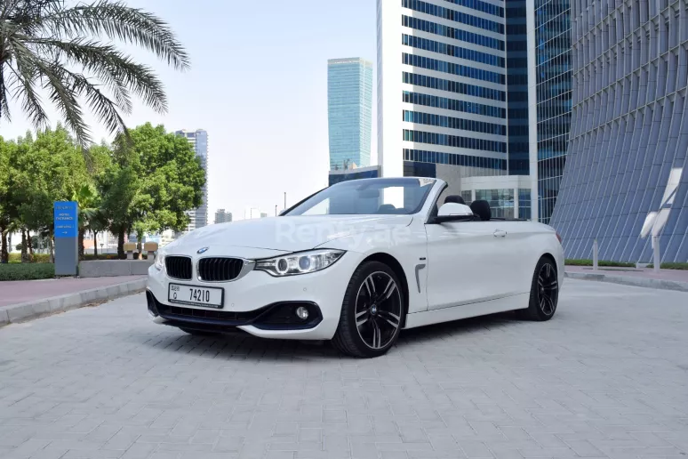 BMW 420i Cabrio (Blanc), 2017 &agrave; louer &agrave; Duba&iuml;