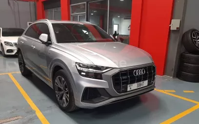Audi Q8 (Plata), 2019 para alquiler en Dub&aacute;i
