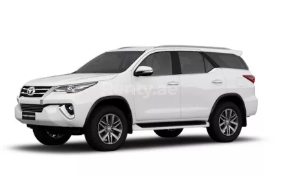 Toyota Fortuner (Blanco), 2019 para alquiler en Sharjah