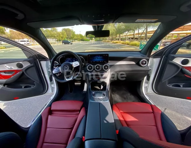 Mercedes GLC 200 (Perle blanche), 2020 &agrave; louer &agrave; Abu Dhabi