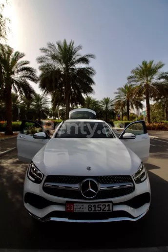 Mercedes GLC 200 (Perle blanche), 2020 &agrave; louer &agrave; Abu Dhabi