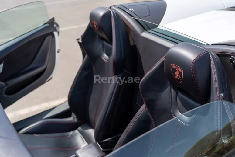 Lamborghini Huracan Evo Spyder (Белый), 2020 для аренды в Дубай