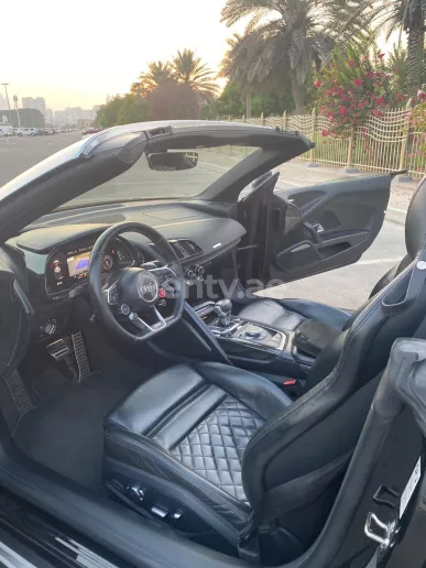 Audi R8 Convertible (Nero), 2018 in affitto a Dubai