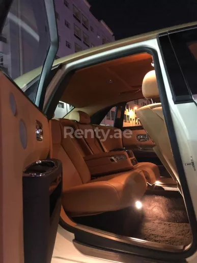 Rolls Royce Ghost (Wei&szlig;), 2019  zur Miete in Dubai