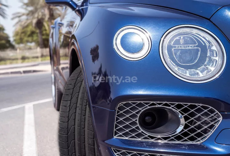 Bentley Bentayga W12 (Azul), 2019 para alquiler en Dub&aacute;i