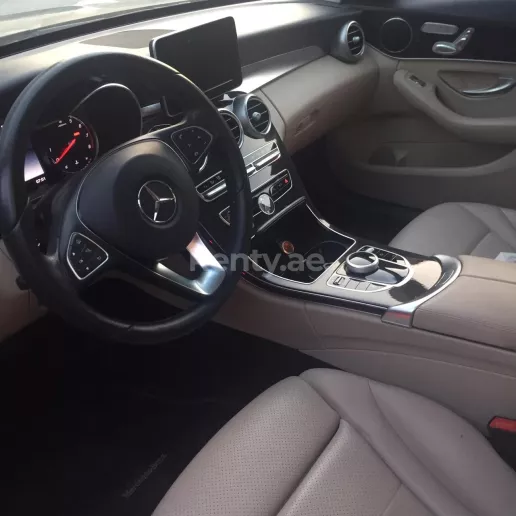 Dubai'de kiralık Mercedes C Serisi C300 (Koyu Mavi), 2018