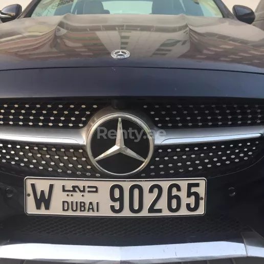 Dubai'de kiralık Mercedes C Serisi C300 (Koyu Mavi), 2018