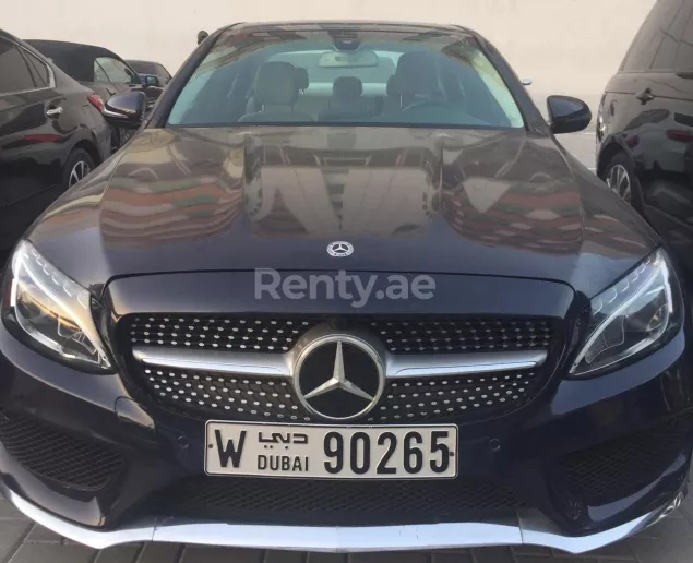 Dubai'de kiralık Mercedes C Serisi C300 (Koyu Mavi), 2018