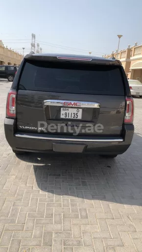 GMC Yukon (Marron Oscuro), 2020 para alquiler en Dub&aacute;i