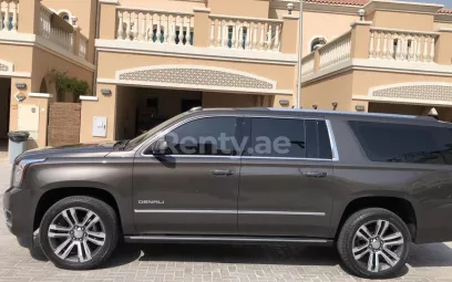 GMC Yukon (Dunkelbraun), 2020 zur Miete in Dubai