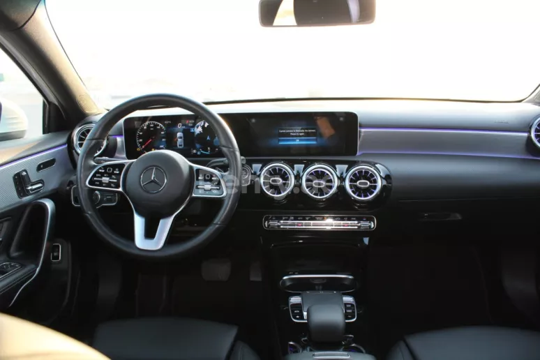 Mercedes A-Klasse (Wei&szlig;), 2019  zur Miete in Dubai