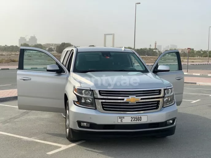 Chevrolet Suburban (Silber), 2018  zur Miete in Dubai
