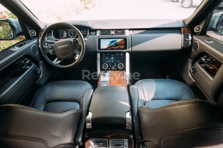Range Rover Vogue (Negro), 2019 para alquiler en Dub&aacute;i