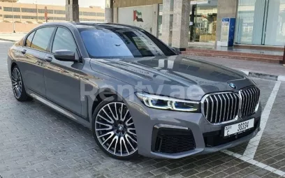 Dubai'de kiralık BMW 750 Serisi (Gri), 2020