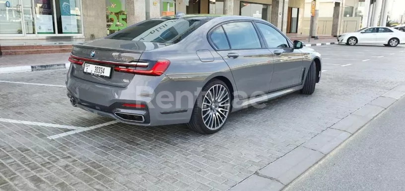 BMW 750 Series (Gris), 2020 para alquiler en Dub&aacute;i