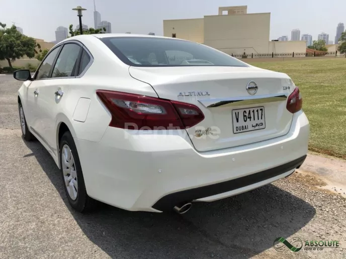 Nissan Altima (Bianca), 2018 in affitto a Dubai