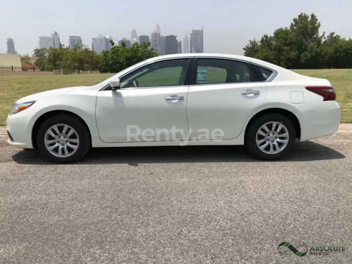Nissan Altima (Bianca), 2018 in affitto a Dubai