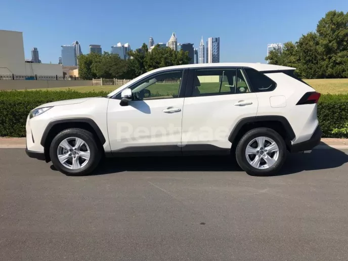 إيجار تويوتا RAV4 (لؤلؤة وايت), 2020 في دبي