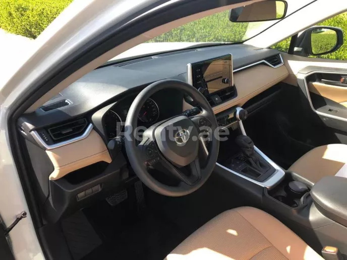 إيجار تويوتا RAV4 (لؤلؤة وايت), 2020 في دبي