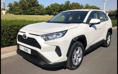 在迪拜 租 丰田汽车RAV4 (珍珠白), 2020