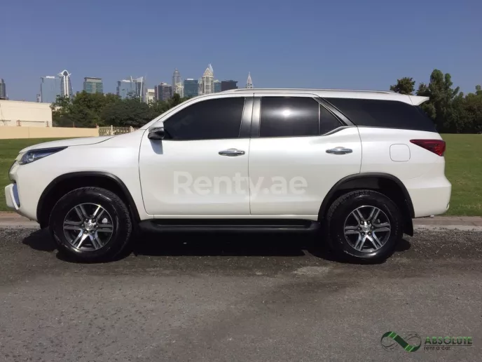 Toyota Fortuner (Белый), 2017 для аренды в Дубай