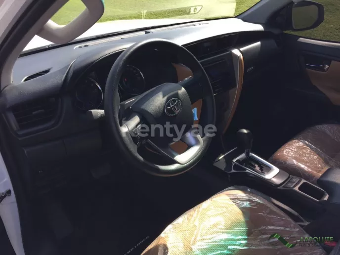 Toyota Fortuner (Белый), 2017 для аренды в Дубай