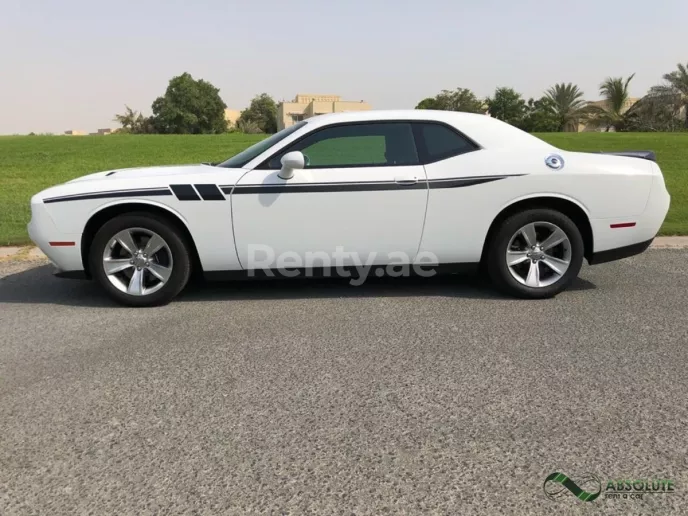 Dodge Challenger (Blanco), 2017 para alquiler en Dub&aacute;i