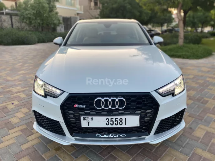 Dubai'de kiralık Audi A4 RS4 Bodykit (Beyaz), 2019
