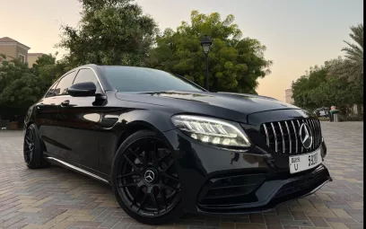 Mercedes C300 with C63 Black Edition Bodykit (Noir), 2018 &agrave; louer &agrave; Duba&iuml;