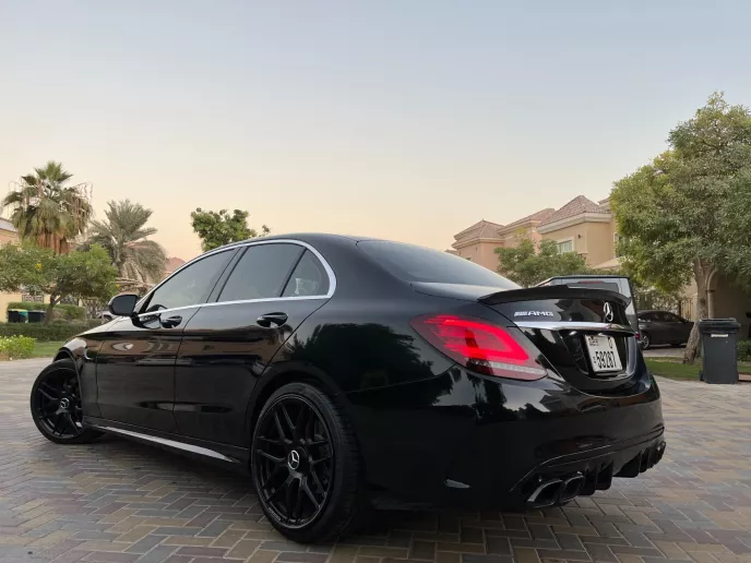在迪拜 租 梅赛德斯 C300 with C63 Black Edition Bodykit (黑色), 2018