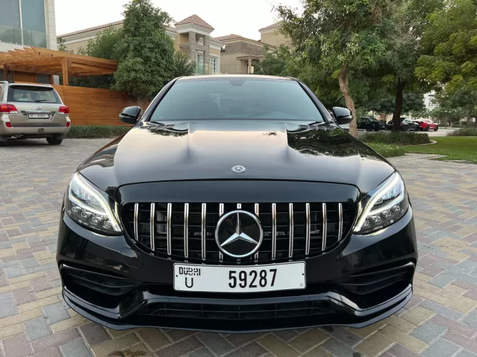 在迪拜 租 梅赛德斯 C300 with C63 Black Edition Bodykit (黑色), 2018