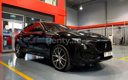 Maserati Levante (Schwarz), 2019 zur Miete in Dubai