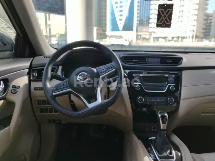 Dubai'de kiralık Nissan Xtrail (Bej), 2020