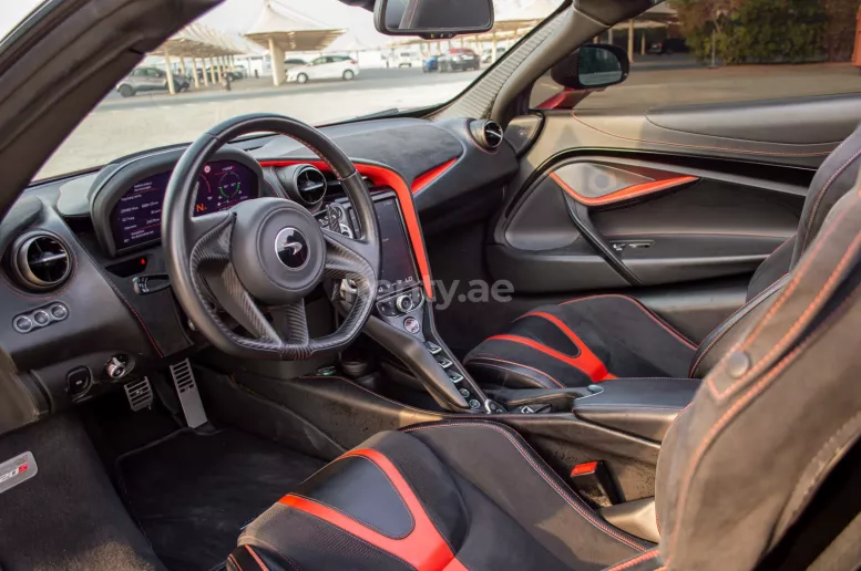 McLaren 720 S Spyder (Rot), 2020  zur Miete in Dubai