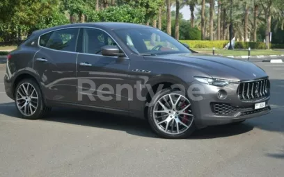 Maserati Levante S (Dunkelgrau), 2019 zur Miete in Dubai
