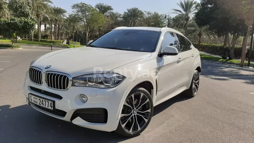 BMW X6 M power Kit V8 (Bianca), 2019 in affitto a Dubai