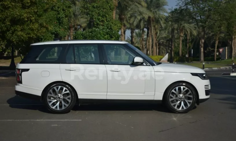 Range Rover Vogue (Blanco), 2019 para alquiler en Dub&aacute;i