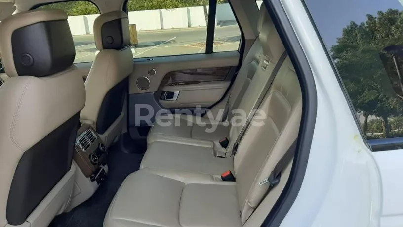 Range Rover Vogue (Blanco), 2019 para alquiler en Dub&aacute;i