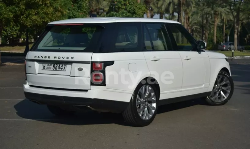 Range Rover Vogue (Blanco), 2019 para alquiler en Dub&aacute;i