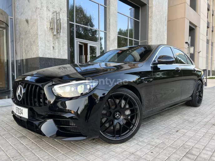 إيجار 2019 مرسيدس E300 with E63 bodyk (أسود), 2019 في دبي