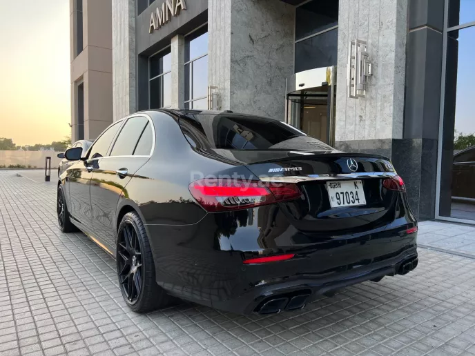 إيجار 2019 مرسيدس E300 with E63 bodyk (أسود), 2019 في دبي