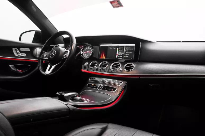 إيجار 2019 مرسيدس E300 with E63 bodyk (أسود), 2019 في دبي