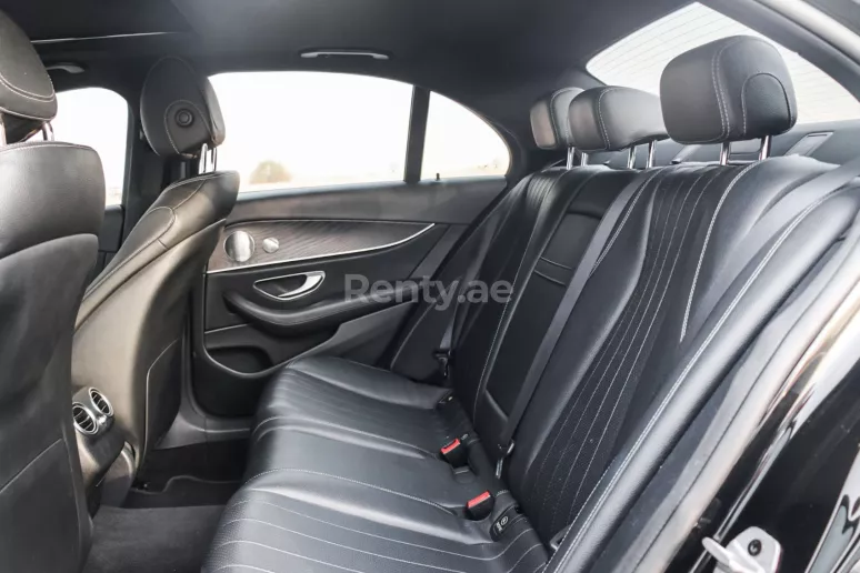 إيجار 2019 مرسيدس E300 with E63 bodyk (أسود), 2019 في دبي